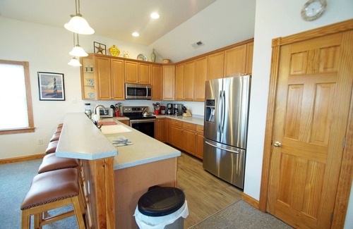 Ocean Hill Casa | V1252- A Real Beauty! 6 Bedrooms (3 masters), Hot Tub, 2 Com Pools, Foosball!