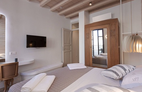 Old Town Rethymnon Casa | V77 Seafront Leto Suite with roof top hot tub.