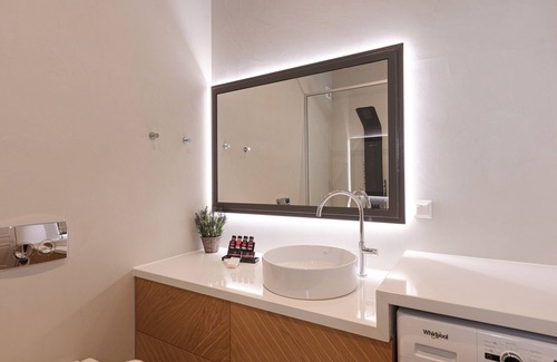 Old Town Rethymnon Casa | V77 Seafront Leto Suite with roof top hot tub.