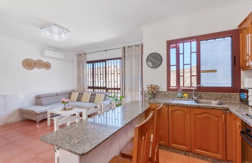Puerto Rico Villa | Villa Vacacional 'Big Puerto Rico Streetfront' con Vista a la Montaña, Wi-Fi y Aire Acondicionado