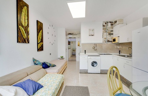 Las Palmas de Gran Canaria Apartamento | Apartamento de vacaciones 'Playa Canteras Samperez I' con vistas a la montaña y Wi-Fi