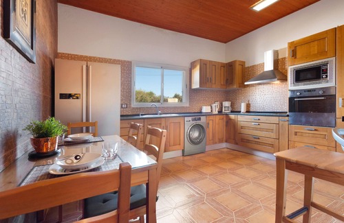 Puerto del Rosario Apartamento | Apartamento de vacaciones 'Rural Zona Céntrica Isla' con vistas a la montaña, terraza y Wi-Fi