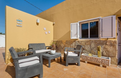 Puerto del Rosario Apartamento | Apartamento de vacaciones 'Rural Zona Céntrica Isla' con vistas a la montaña, terraza y Wi-Fi
