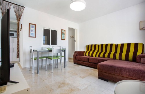 Caleta de Fuste Apartamento | Apartamento de vacaciones 'Marysol' con piscina compartida, terraza privada y Wi-Fi