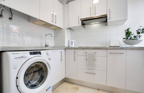 Caleta de Fuste Apartamento | Apartamento de vacaciones 'Marysol' con piscina compartida, terraza privada y Wi-Fi