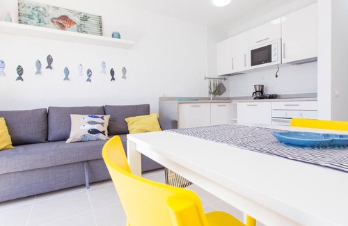 Caleta de Fuste Apartamento | Apartamento de vacaciones 'Casita Del Sol' con piscina privada, terraza privada y Wi-Fi