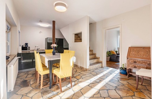 Friedrichsdorf Apartamento | Apartamento de vacaciones 'The Green Park Nest Frankfurt' con terrazas, WiFi y aire acondicionado