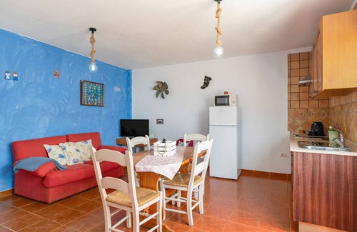 Caleta de Sebo Apartamento | Apartamento de vacaciones 'Apartamento La Caletilla' con vistas al mar, terraza privada y Wi-Fi