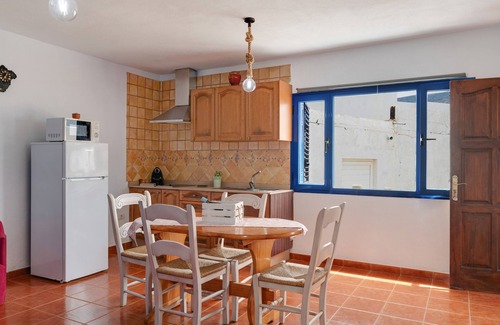Caleta de Sebo Apartamento | Apartamento de vacaciones 'Apartamento La Caletilla' con vistas al mar, terraza privada y Wi-Fi
