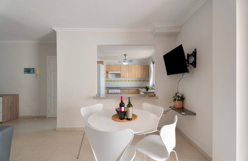 Alcala Apartamento | Apartamento de vacaciones 'Ático Bellavista Alcalá' con terraza privada y Wi-Fi