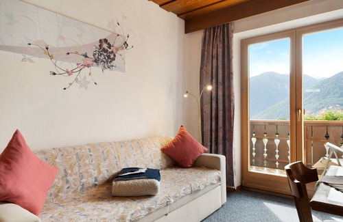 Burgusio Apartamento | Pet-friendly Vacation Apartment Sonnenhof SONNBLUME with Mountain View, Wi-Fi, Terrace & BBQ