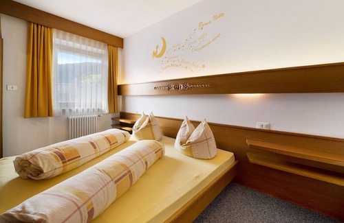 Burgusio Apartamento | Pet-friendly Vacation Apartment Sonnenhof SONNBLUME with Mountain View, Wi-Fi, Terrace & BBQ