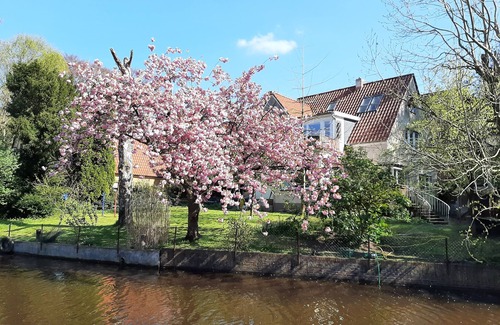 Emden Condominio | Vacation apartment Jantje in Emden city center with garden directly on the canal