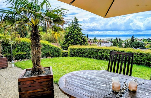 Daisendorf Apartamento | Vacation apartment with a view of Lake Constance under palm trees