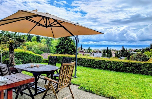 Daisendorf Apartamento | Vacation apartment with a view of Lake Constance under palm trees