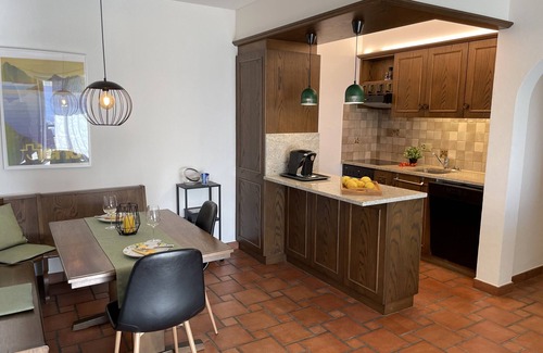 Gordola Apartamento | Vacation apartment with panoramic view and outdoor pool, garden seating area and sunbathing lawn