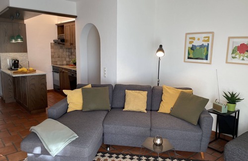 Gordola Apartamento | Vacation apartment with panoramic view and outdoor pool, garden seating area and sunbathing lawn