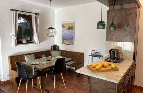 Gordola Apartamento | Vacation apartment with panoramic view and outdoor pool, garden seating area and sunbathing lawn