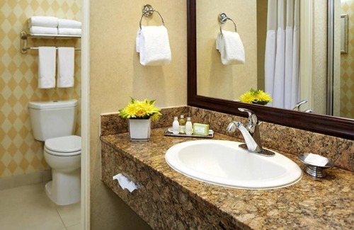 Anaheim Resort Hotel | Vacation At its Finest! Walking Distance! Cozy Rooms, Pool & Shuttle Service!