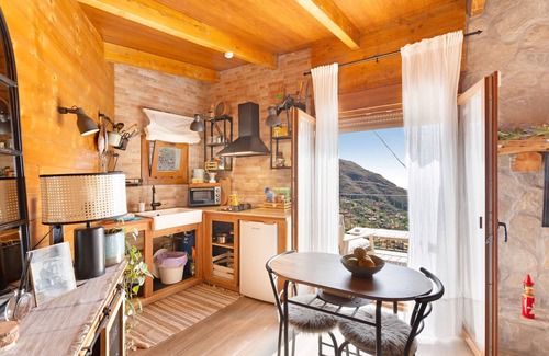 Las Lagunetas Apartamento | Vacaciones 'Ático Fuente Hervera' con vistas a la montaña, Wi-Fi y aire acondicionado