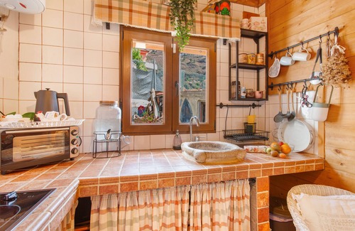 Las Lagunetas Apartamento | Vacaciones 'Casa Fuente Hervera' con vistas a la montaña, Wi-Fi y aire acondicionado