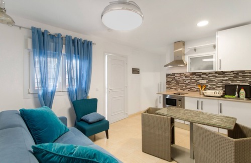 Playa de Arinaga Apartamento | Vacaciones 'Casa Paula - 24' con vistas a la montaña, piscina privada y Wi-Fi