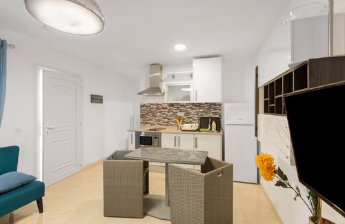 Playa de Arinaga Apartamento | Vacaciones 'Casa Paula - 24' con vistas a la montaña, piscina privada y Wi-Fi