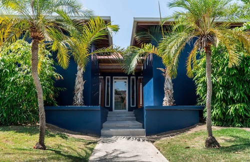 Carenero Apartamento | Vacation Day Is Always A Great Idea! Beachfront, Onsite Dining, Free Parking