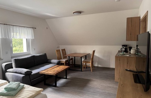 Reinhardtsdorf-Schoena Apartamento | Vacation apartment "Himmelsleiter", living/bedroom - Ferienhaus Barbarine