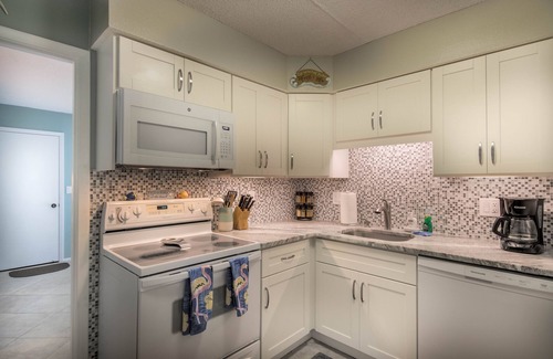 Sarasota Condominio | Delicia de vacaciones! Condo acogedor a pocos pasos de la playa y St. Círculos de comandos.