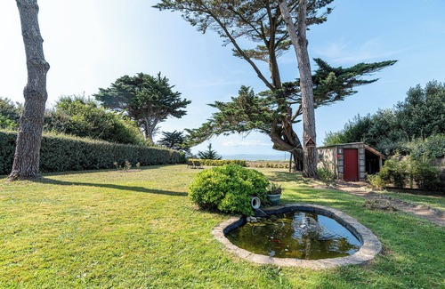 La Bernerie-en-Retz Casa | Vacation home facing the sea; beach 25m away. Large south-facing garden