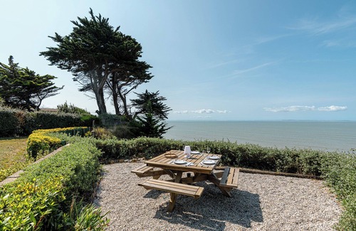 La Bernerie-en-Retz Casa | Vacation home facing the sea; beach 25m away. Large south-facing garden