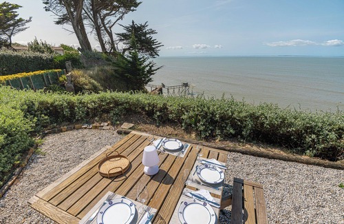 La Bernerie-en-Retz Casa | Vacation home facing the sea; beach 25m away. Large south-facing garden