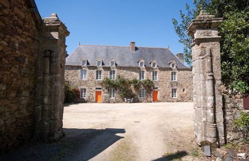 Pommerit-le-Vicomte Casa | Casa de vacaciones "Manoir Le Cosquer" con terraza privada, jardín privado y Wi-Fi