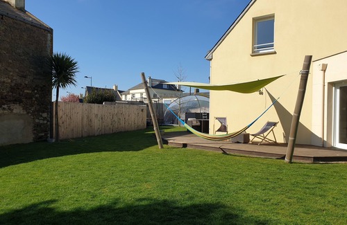 Saint-Meloir-des-Ondes Casa | Vacation home with above-ground pool