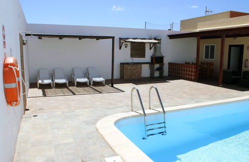Puerto del Rosario Casa | Casa de vacaciones 'Casa Vieja' con vistas a la montaña, piscina privada y Wi-Fi