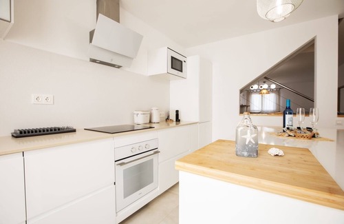 El Cotillo Casa | Casa de vacaciones 'Amura House' con jardín privado, balcón y Wi-Fi