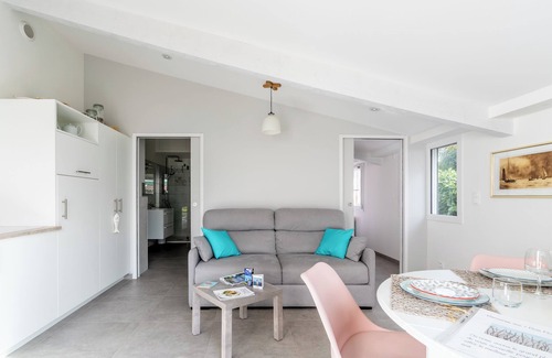 Ste Marie sur Mer Casa | Casa de vacaciones "Bois Flottés - Maisonnette 700m Mer" con terraza privada, jardín privado y Wi-Fi