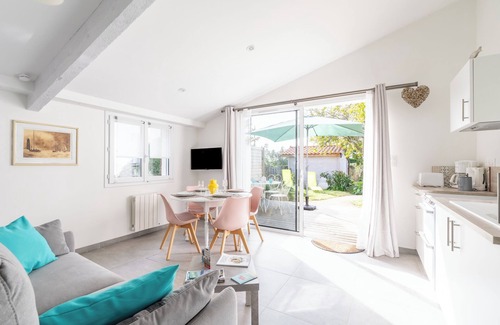Ste Marie sur Mer Casa | Casa de vacaciones "Bois Flottés - Maisonnette 700m Mer" con terraza privada, jardín privado y Wi-Fi
