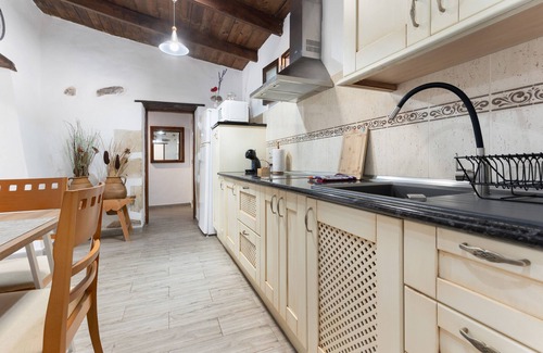 Betancuria Casa | Casa de vacaciones 'Casa Doña Carmen' con vistas a la montaña, terraza privada y Wi-Fi