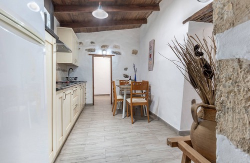 Betancuria Casa | Casa de vacaciones 'Casa Doña Carmen' con vistas a la montaña, terraza privada y Wi-Fi