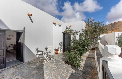 Betancuria Casa | Casa de vacaciones 'Casa Doña Carmen' con vistas a la montaña, terraza privada y Wi-Fi
