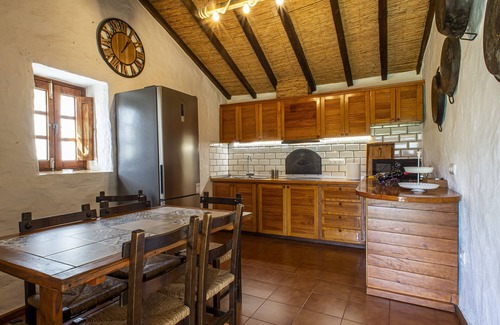 Moya Casa | Casa vacacional 'Casa Rural El Majano' con vistas a la montaña, piscina privada y Wi-Fi