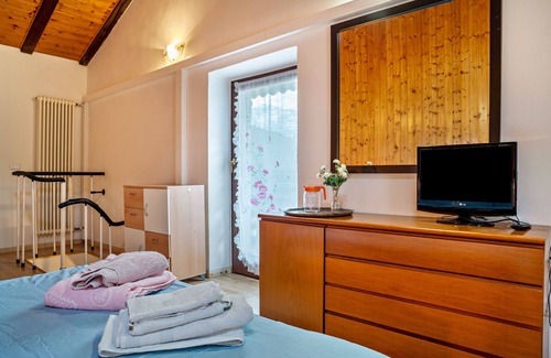 Pergine Valsugana Casa | Vacation Home "Chalet Bella Vita Pergine Valsugana" with Mountain View, Shared Terrace & Wi-Fi
