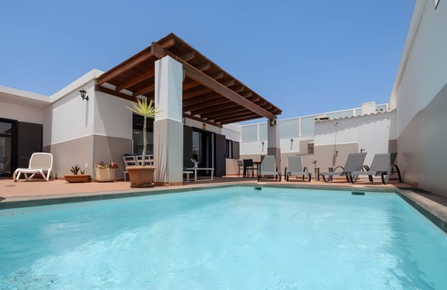 Playa Blanca Casa | Vacation Home 'De Los Suenos' with Mountain View, Private Pool and Wi-Fi