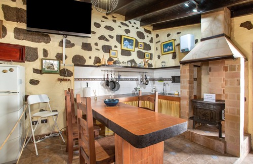 La Yedra Casa | Casa de vacaciones 'Casa de Campo Ancana' con vistas a la montaña, terraza privada y Wi-Fi
