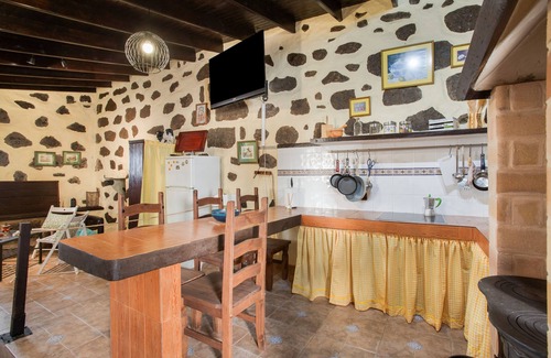 La Yedra Casa | Casa de vacaciones 'Casa de Campo Ancana' con vistas a la montaña, terraza privada y Wi-Fi