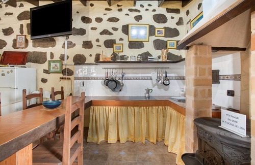 La Yedra Casa | Casa de vacaciones 'Casa de Campo Ancana' con vistas a la montaña, terraza privada y Wi-Fi