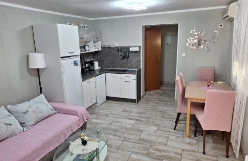 Novi Vinodolski Apartamento | Vacation Home Grill & Chill with 350m2 garden with BBQ
