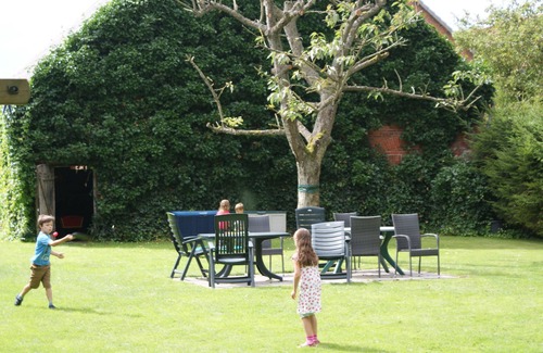 Eckwarden Apartamento | Vacation home Herter, WiFi, gr. Garden, play equipment, lounger / play area, barbecue, animals